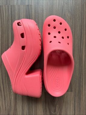 CROCS Womens Platform Clog in Coral